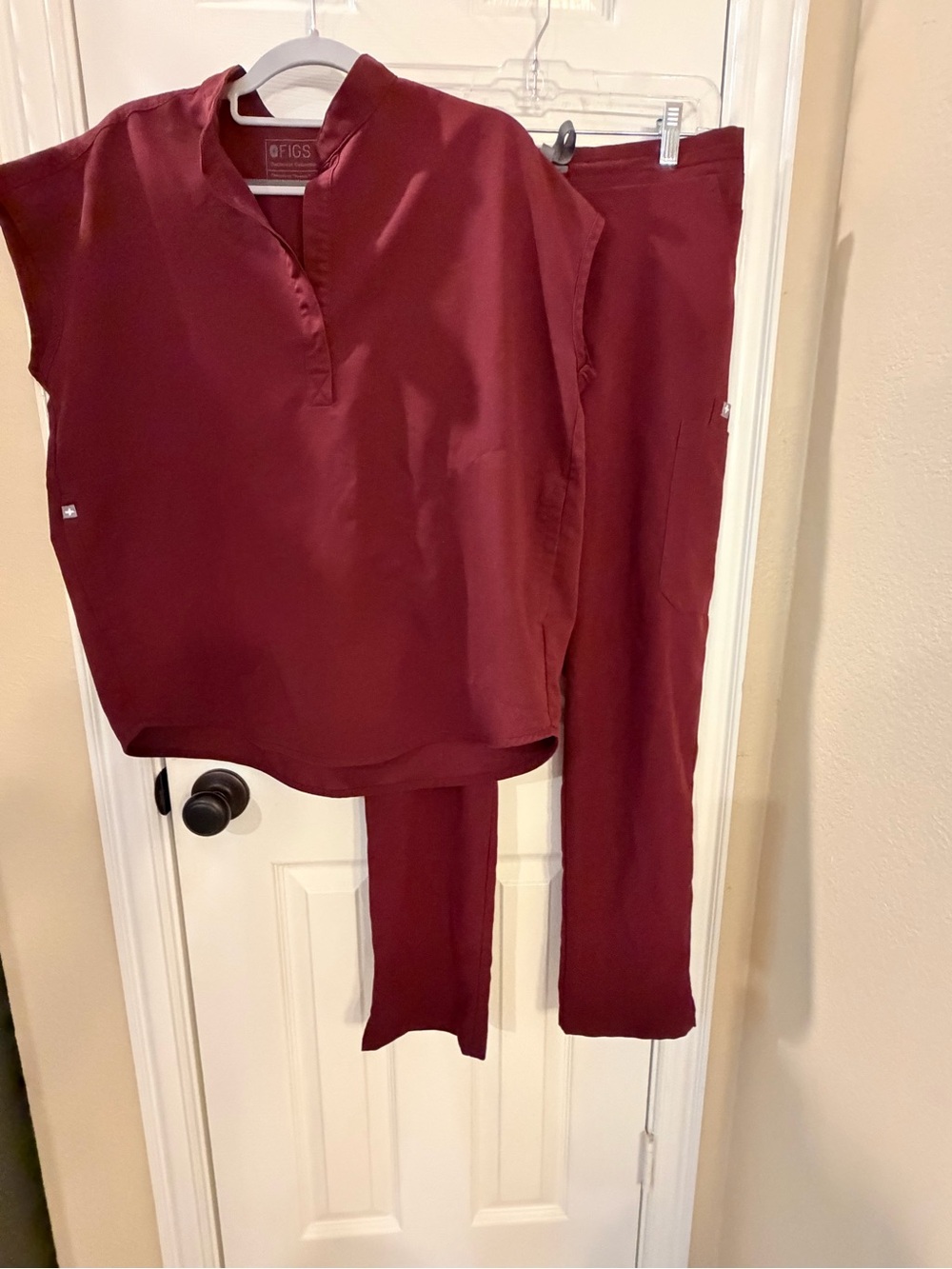 SMALL Burgundy Women’s Figs Scrub Set w/ Rafaela Top & Yola Slim Scrub Pants EUC